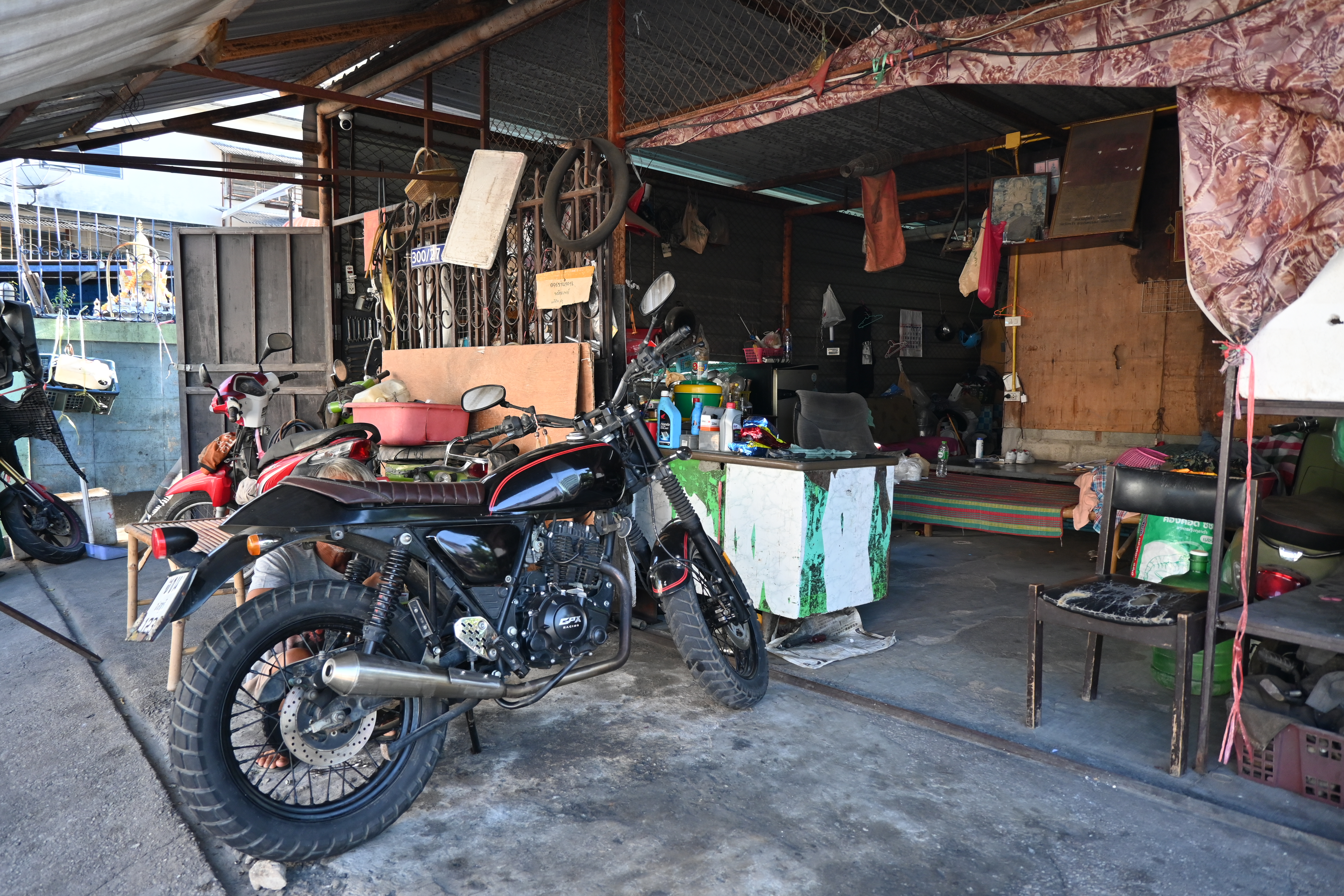 Truck tire retread facility with buffing and curing equipment