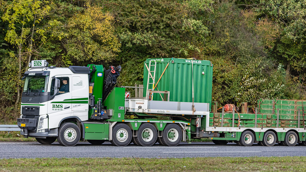 Knight-Swift Transportation Holdings semi-truck on highway, representing truckload carrier rate negotiations and capacity tightening in freight market