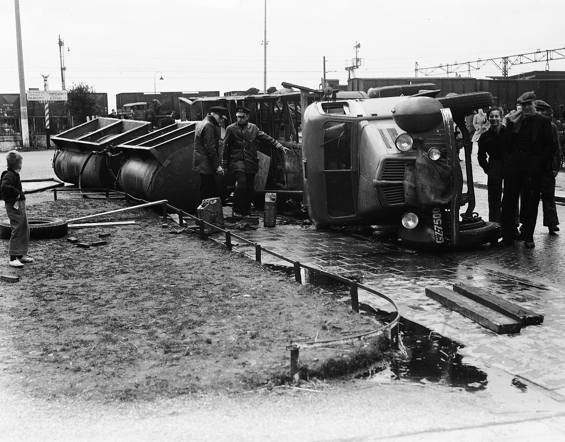 Semi-trailer parked at truck yard, illustrating trailer insurance coverage gaps for owner-operators and leasing companies