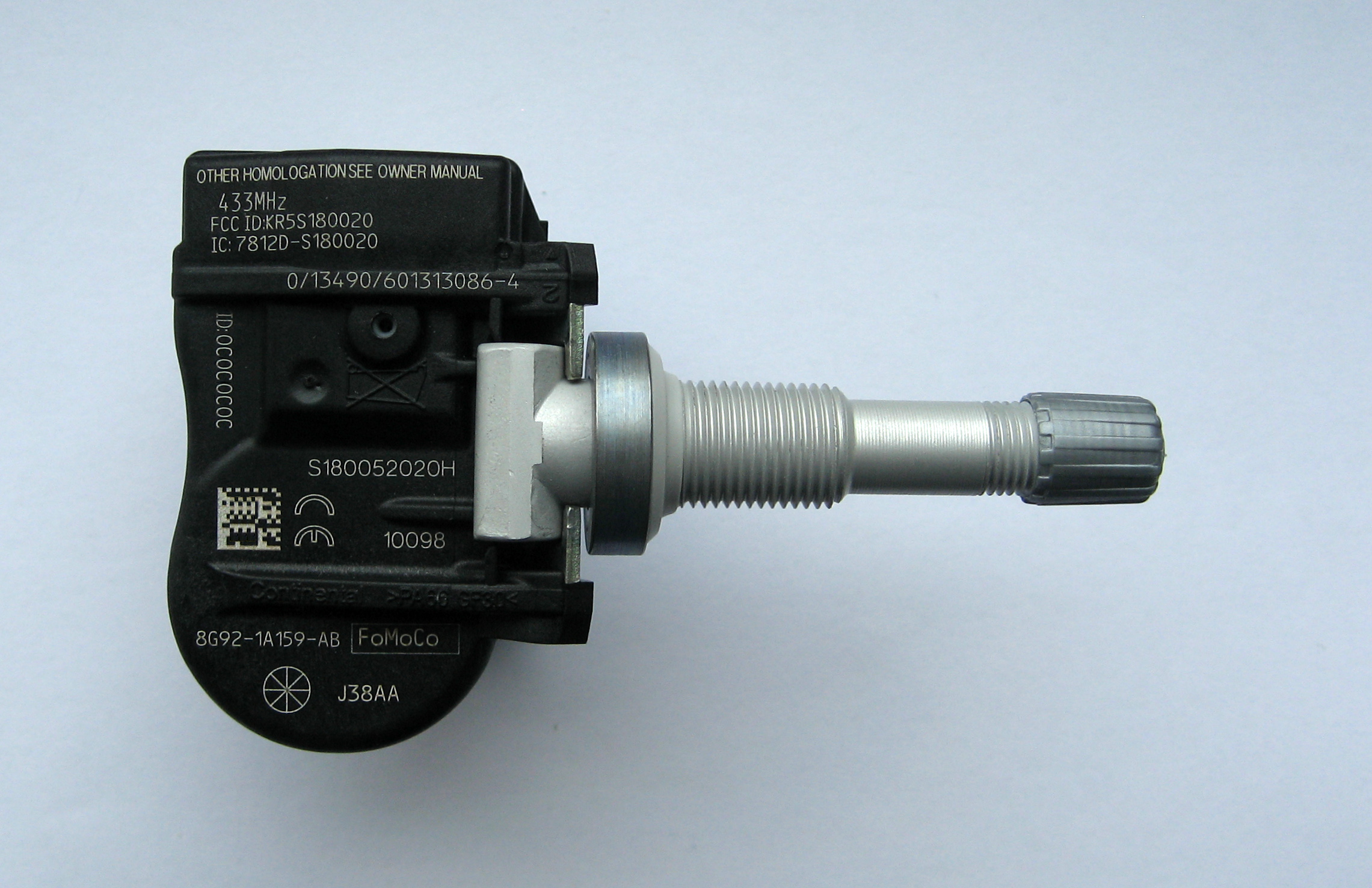 Trailer tire pressure monitoring sensor mounted on wheel hub