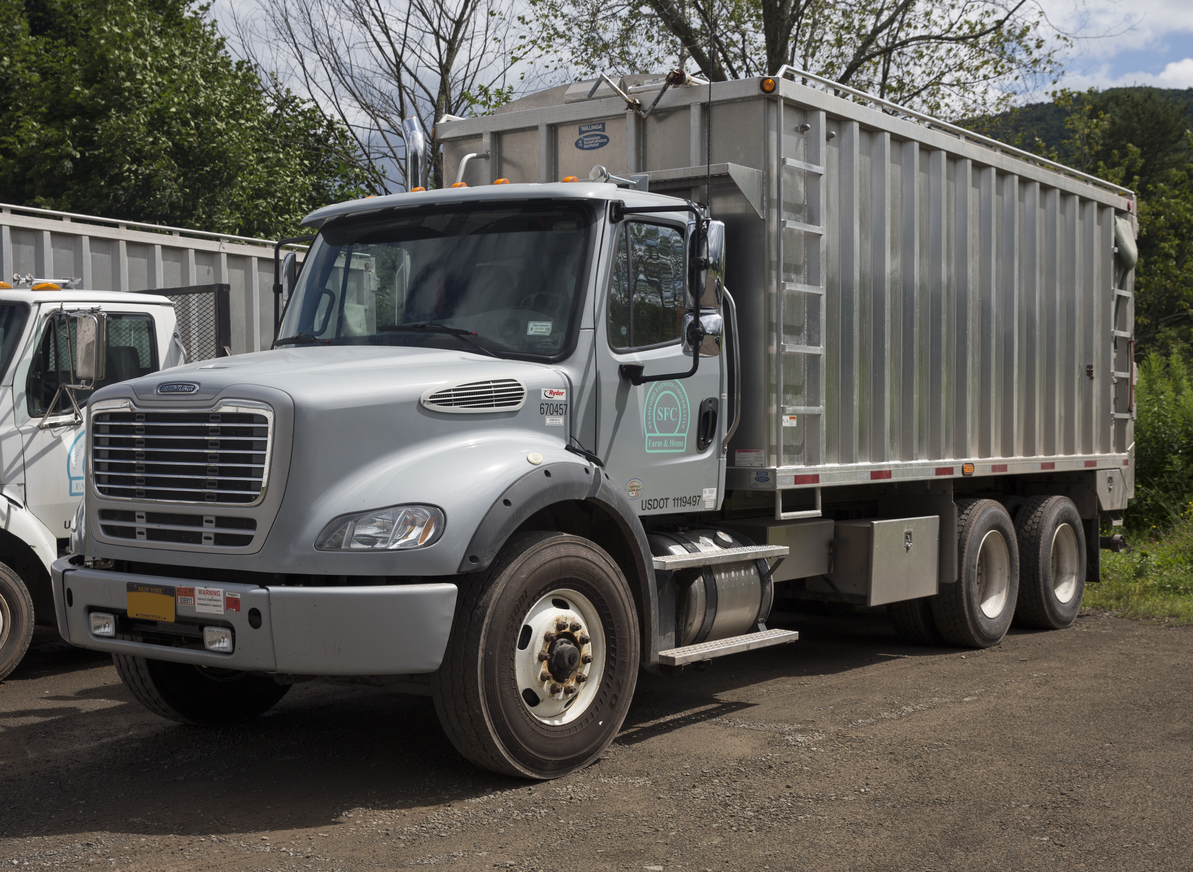Thermo King TriPac auxiliary power unit mounted on Class 8 tractor frame rail
