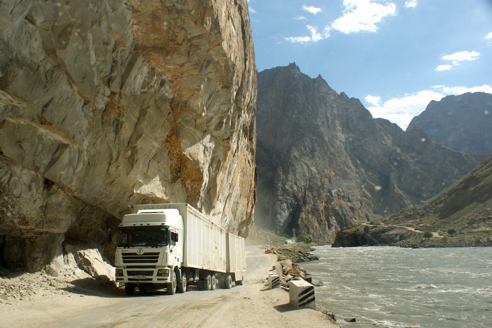 Mack Granite Gets Corning Fusion5 Windshield Standard in 2027