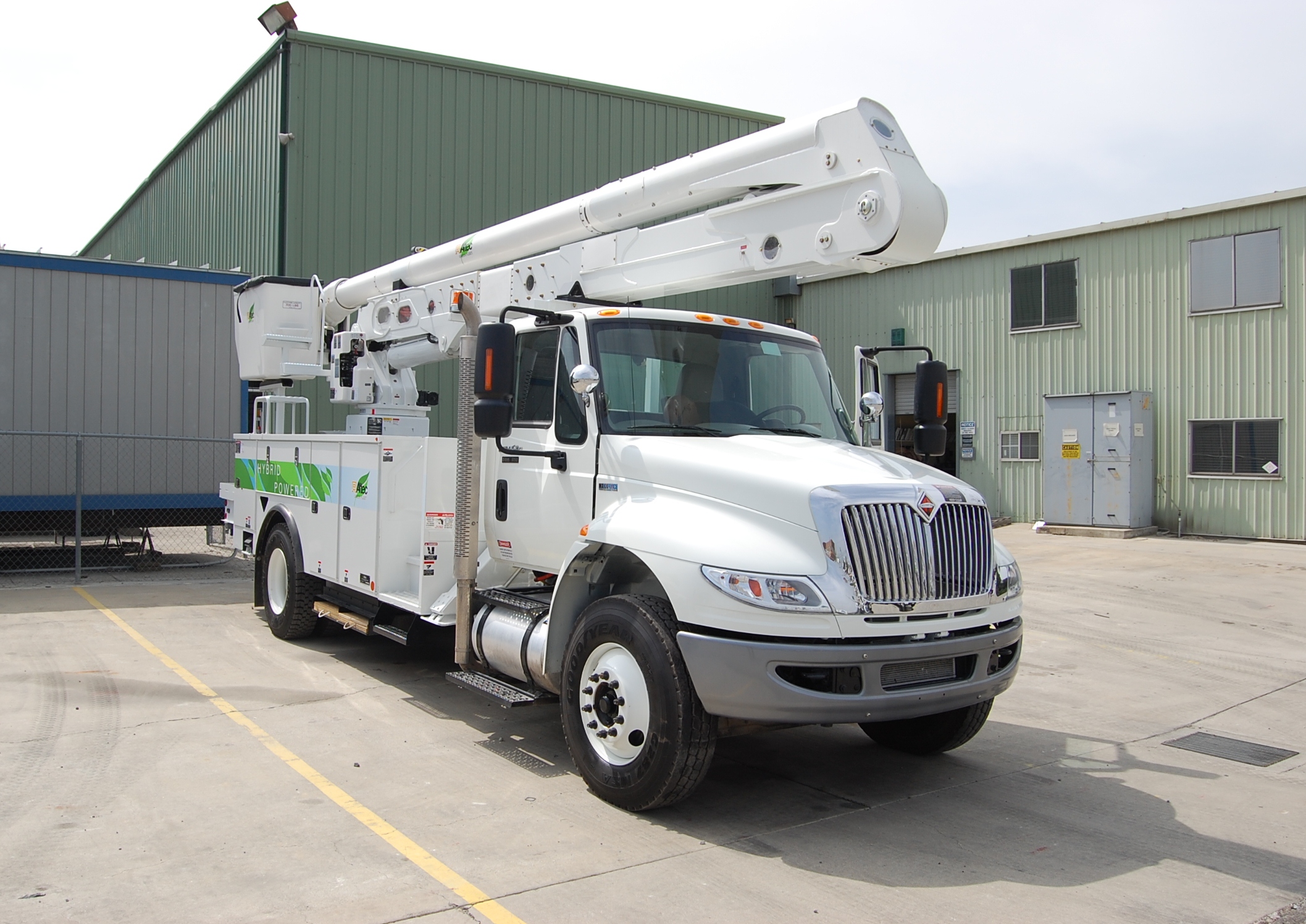 Battery pack with cells submerged in cooling fluid for thermal management in commercial hybrid truck