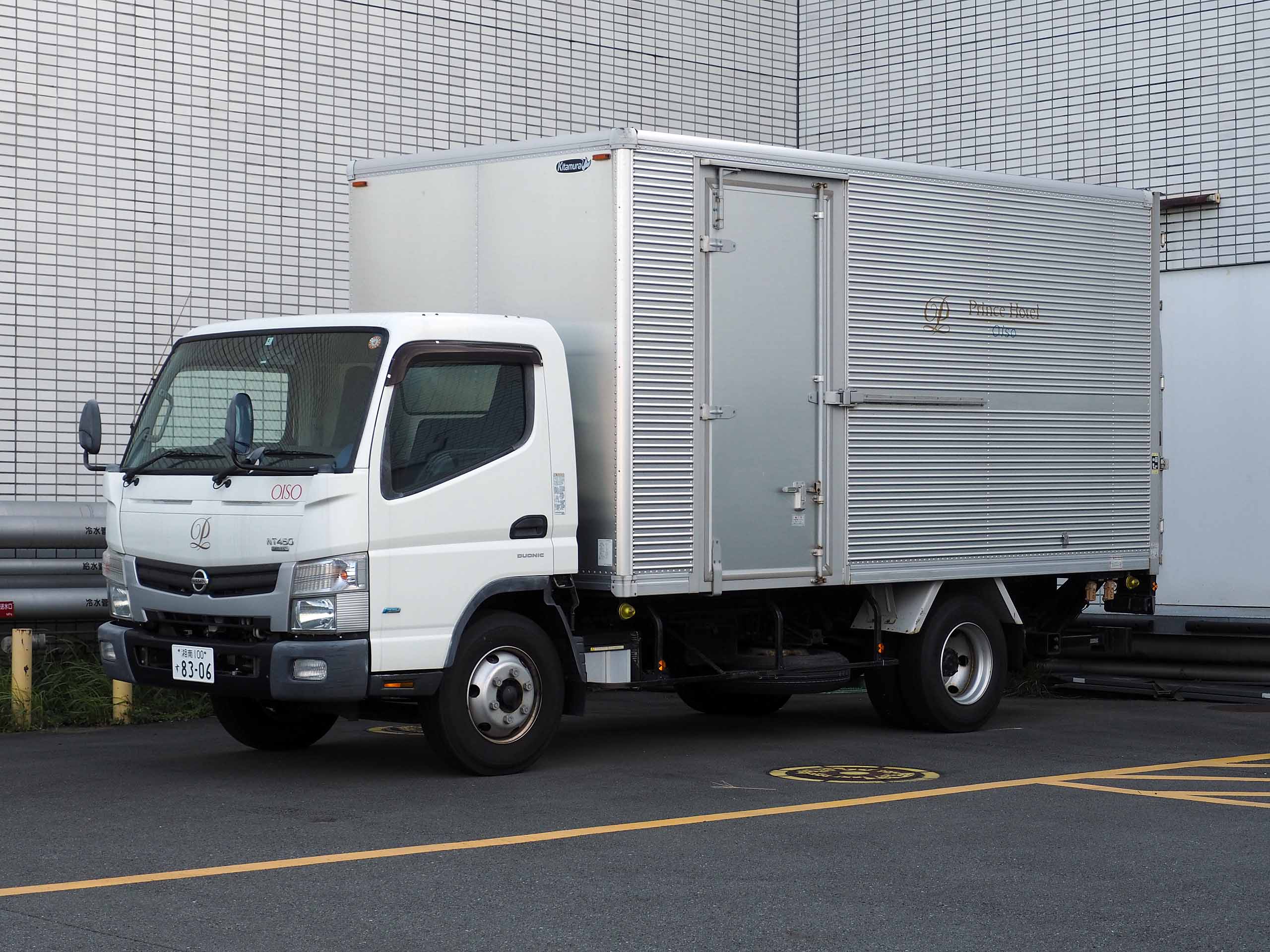 Dry van trailer on highway representing spot rate movement above contract pricing